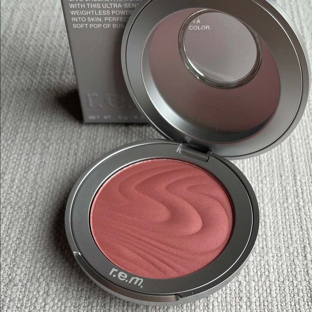 r.e.m. beauty Hypernova Satin Matte Blush - Rose On Mars